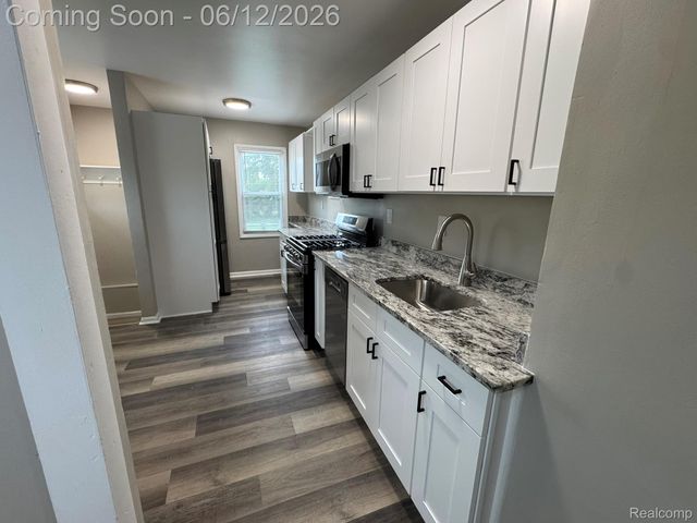 22447 Oaklane Street, Warren, MI 48089