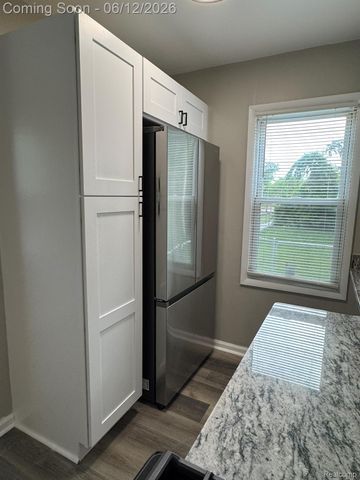 22447 Oaklane Street, Warren, MI 48089