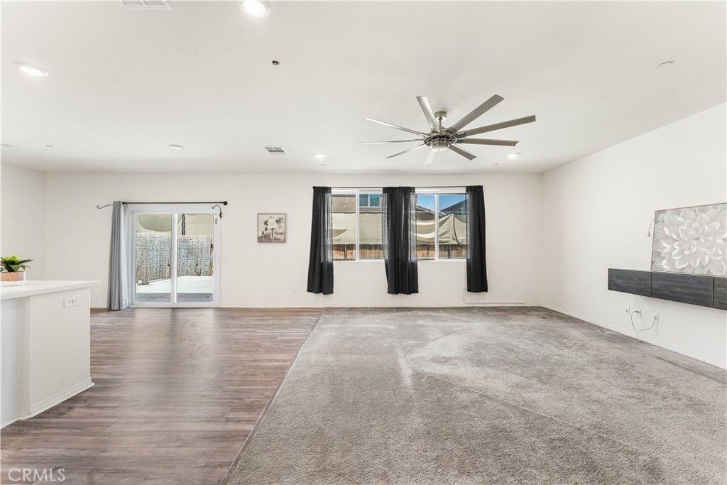 Image 12 of property listing at 2014 Boxwood, Rosamond, CA 93560
