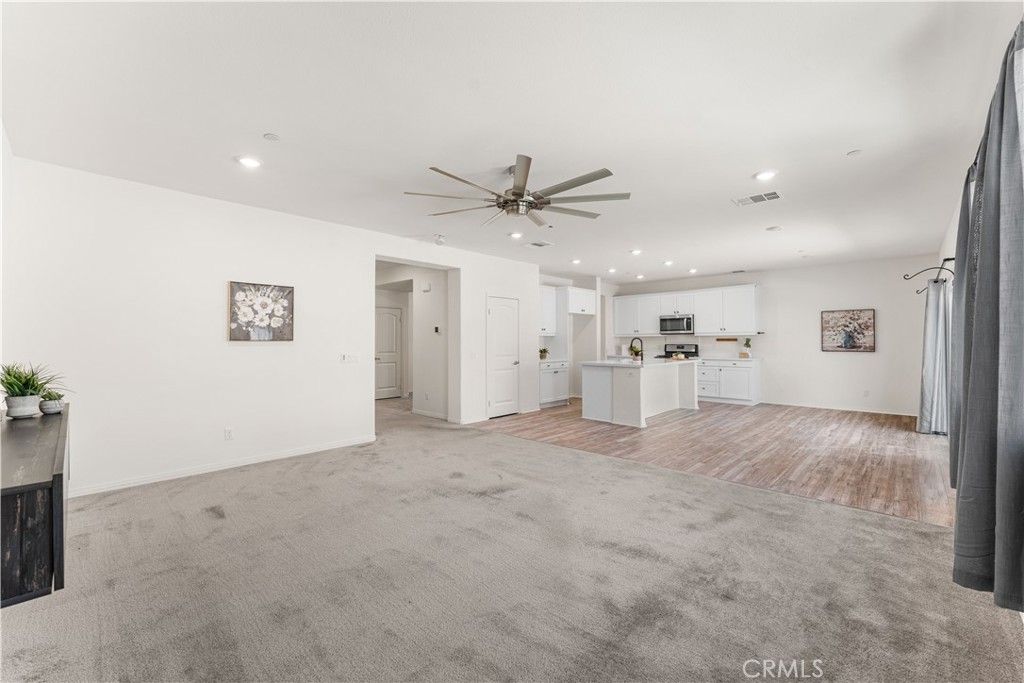 Image 16 of property listing at 2014 Boxwood, Rosamond, CA 93560