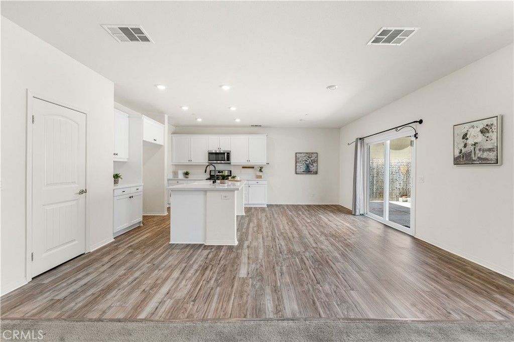 Image 18 of property listing at 2014 Boxwood, Rosamond, CA 93560