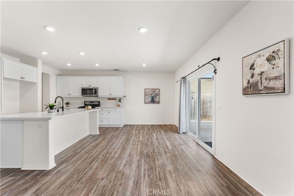 Image 19 of property listing at 2014 Boxwood, Rosamond, CA 93560