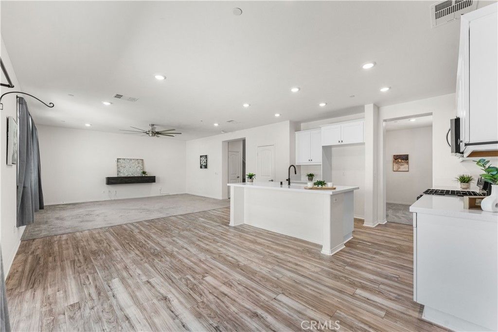 Image 21 of property listing at 2014 Boxwood, Rosamond, CA 93560