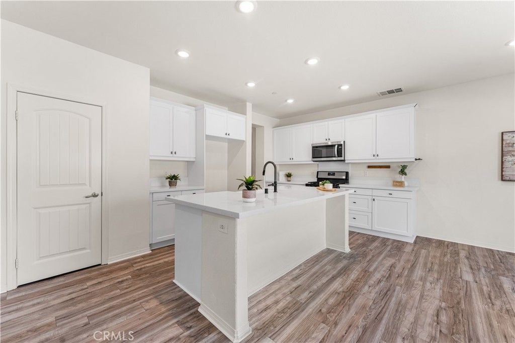 Image 23 of property listing at 2014 Boxwood, Rosamond, CA 93560