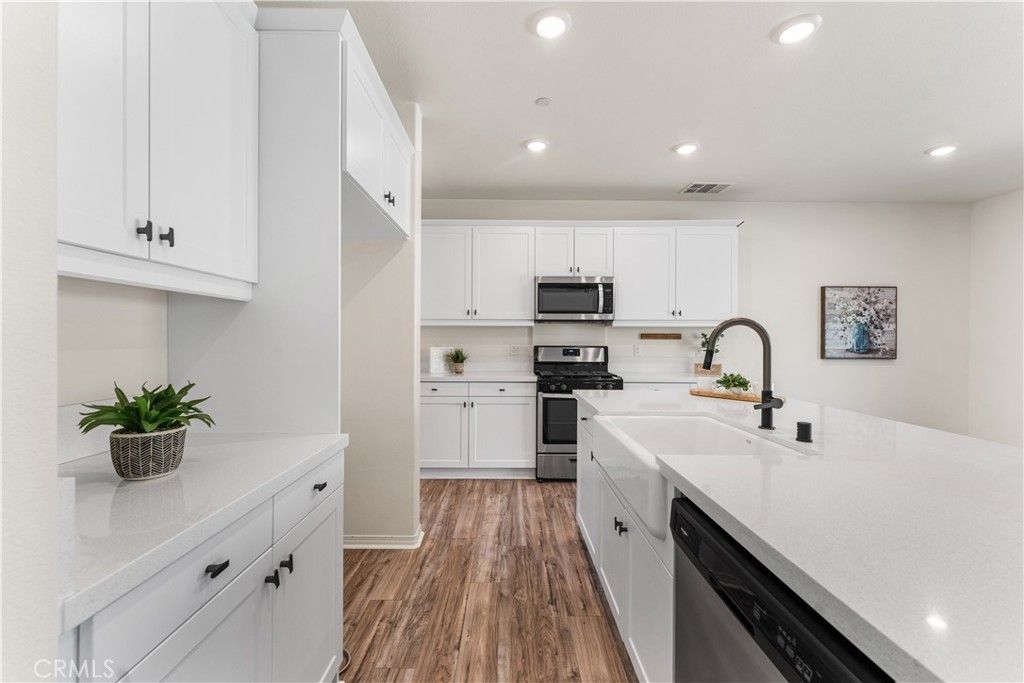 Image 24 of property listing at 2014 Boxwood, Rosamond, CA 93560