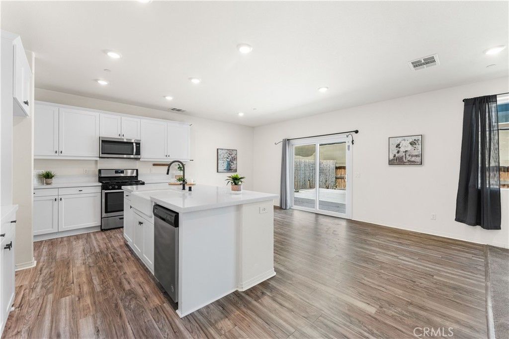 Image 25 of property listing at 2014 Boxwood, Rosamond, CA 93560