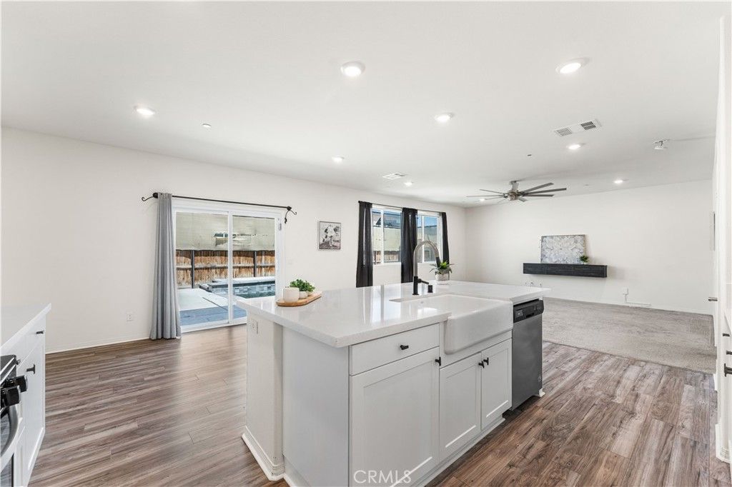 Image 26 of property listing at 2014 Boxwood, Rosamond, CA 93560