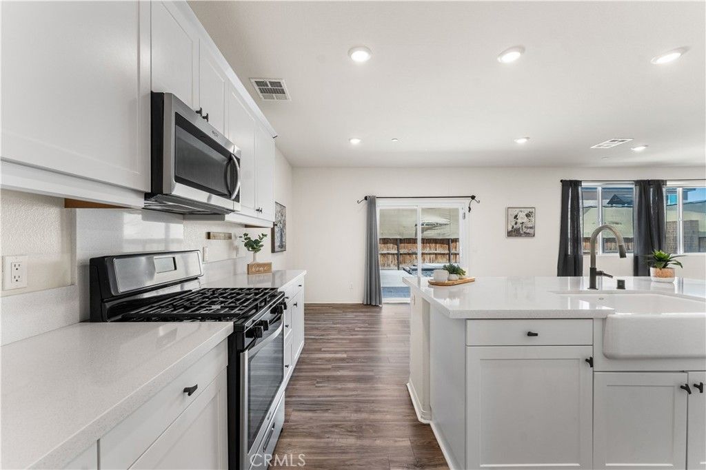 Image 27 of property listing at 2014 Boxwood, Rosamond, CA 93560