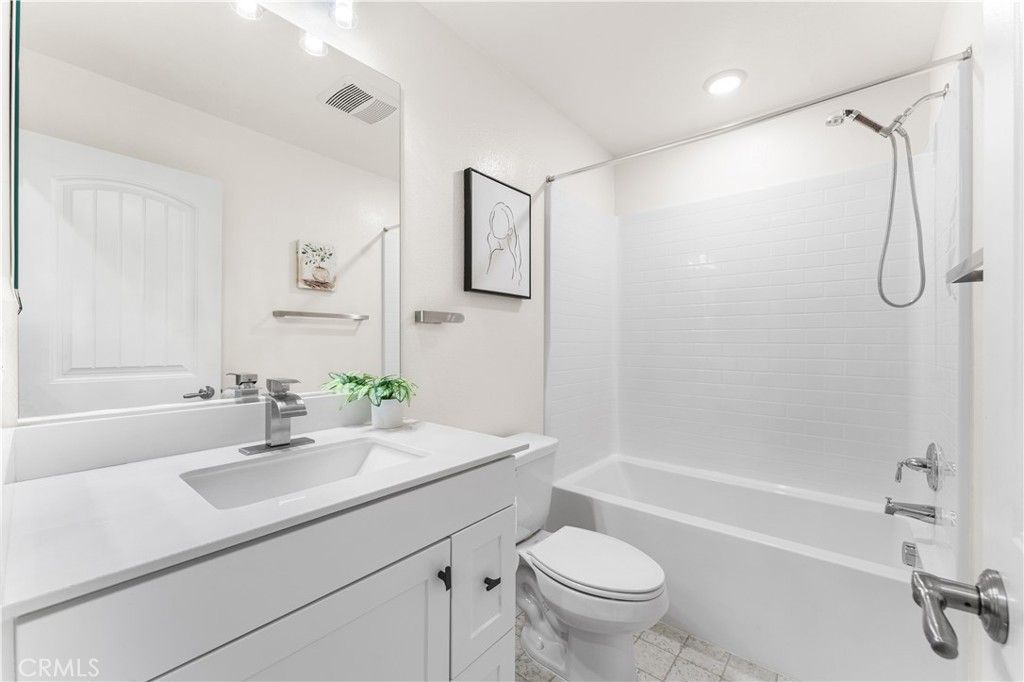Image 5 of property listing at 2014 Boxwood, Rosamond, CA 93560