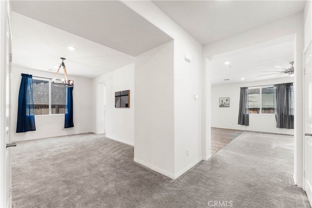 Image 6 of property listing at 2014 Boxwood, Rosamond, CA 93560
