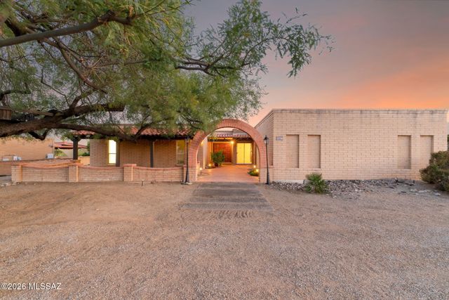 3770 N Knollwood Circle, Tucson, AZ 85750