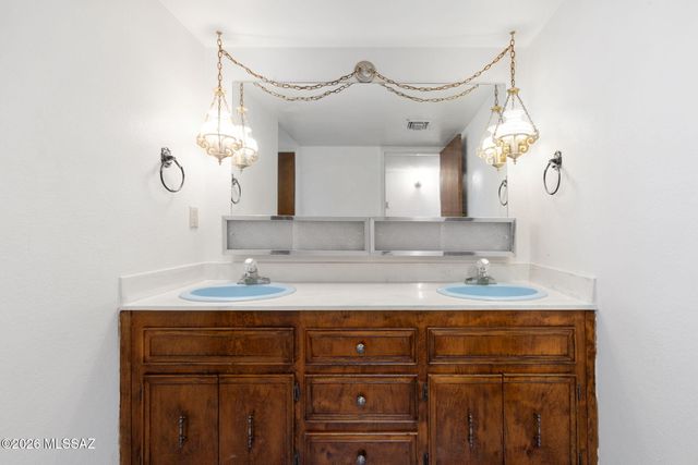 3770 N Knollwood Circle, Tucson, AZ 85750