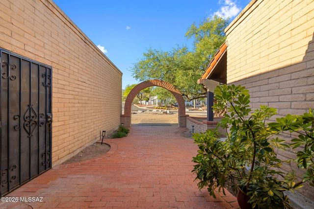 3770 N Knollwood Circle, Tucson, AZ 85750
