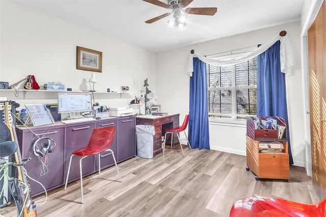 33 Oaks PL, Lago Vista, TX 78645