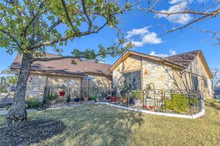 33 Oaks PL, Lago Vista, TX 78645