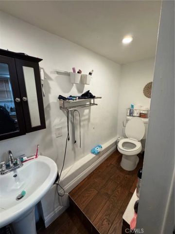 1566 Rollins, Los Angeles, CA 90063