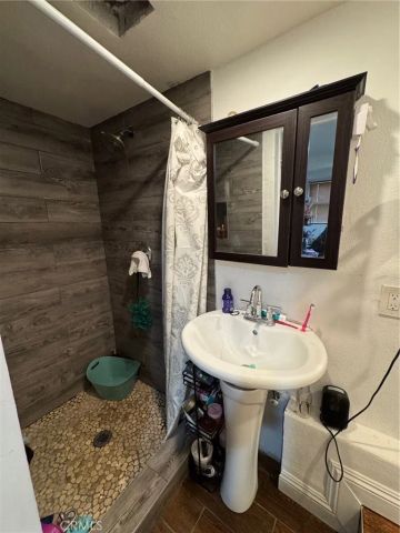 1566 Rollins, Los Angeles, CA 90063
