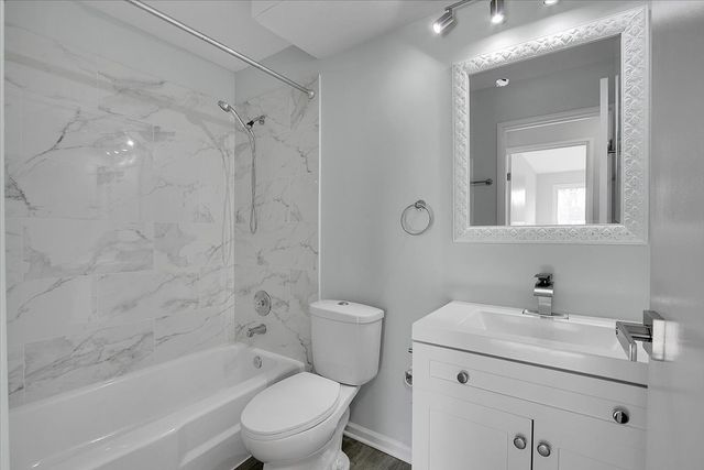 245 S Park Lane 321, Palatine, IL 60074