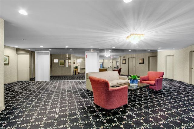 245 S Park Lane 321, Palatine, IL 60074