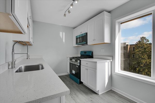 245 S Park Lane 321, Palatine, IL 60074