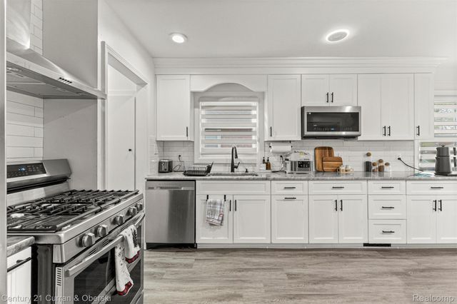 8483 Riverdale Street, Dearborn Heights, MI 48127