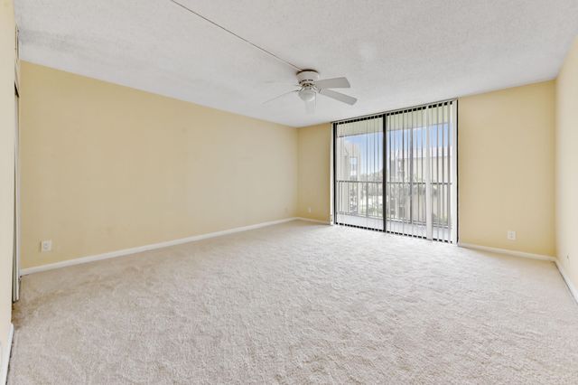 2820 Tennis Club Drive 401, West Palm Beach, FL 33417
