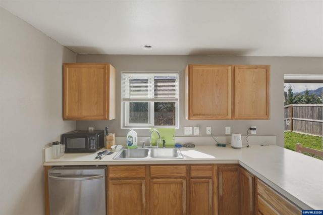 1298 Kees St, Lebanon, OR 97355