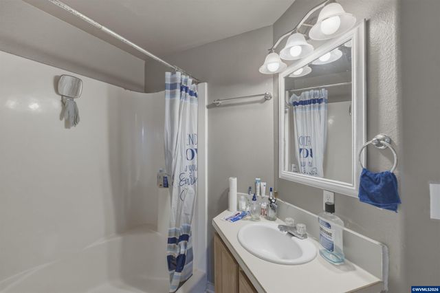 1298 Kees St, Lebanon, OR 97355