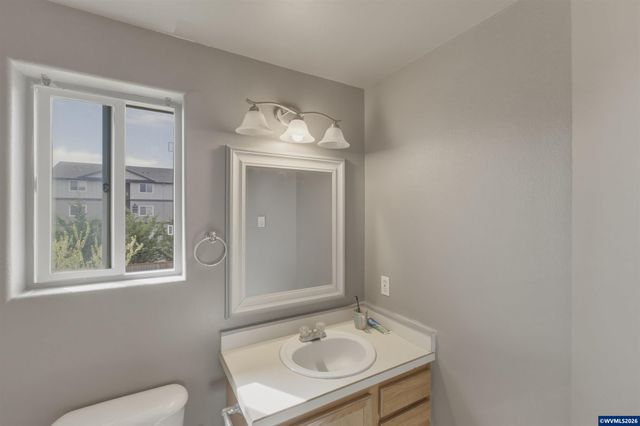 1298 Kees St, Lebanon, OR 97355