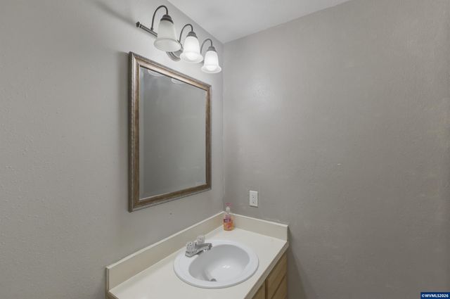 1298 Kees St, Lebanon, OR 97355