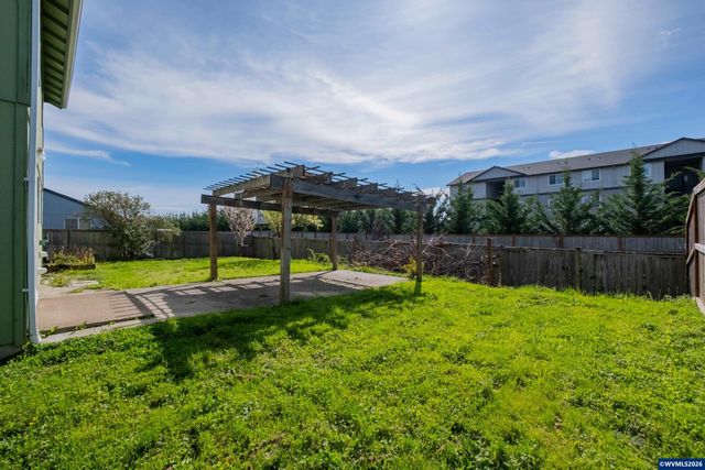 1298 Kees St, Lebanon, OR 97355