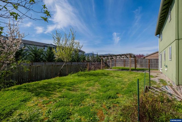 1298 Kees St, Lebanon, OR 97355