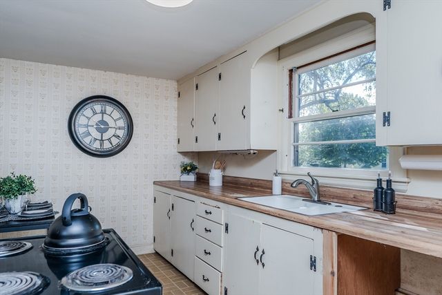 34 Brookside Ave, Greenfield, MA 01301