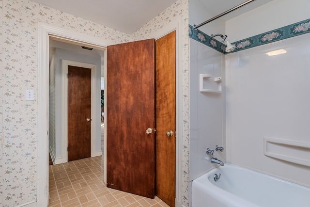 34 Brookside Ave, Greenfield, MA 01301