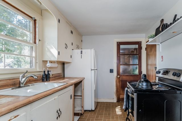 34 Brookside Ave, Greenfield, MA 01301