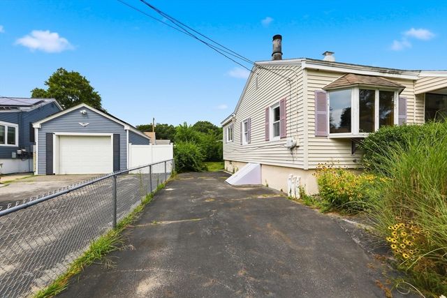 17 Saint James St, Dracut, MA 01826
