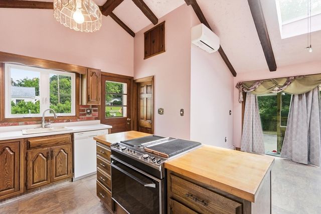 17 Saint James St, Dracut, MA 01826