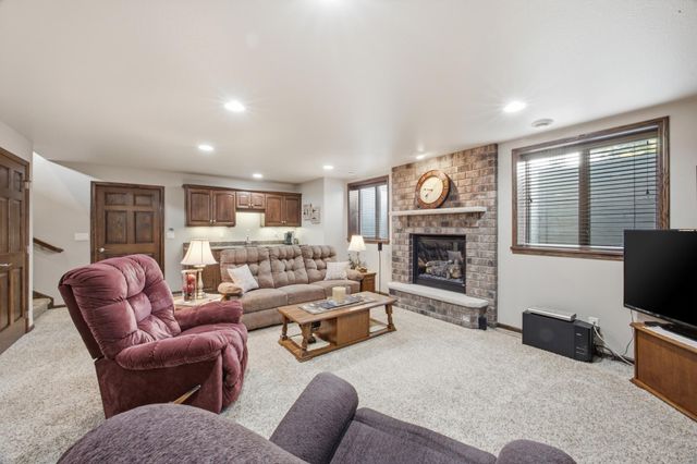 4219 50th Avenue S, Fargo, ND 58104