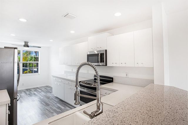 1998 NE 7th St 104, Deerfield Beach, FL 33441