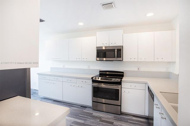 1998 NE 7th St 104, Deerfield Beach, FL 33441