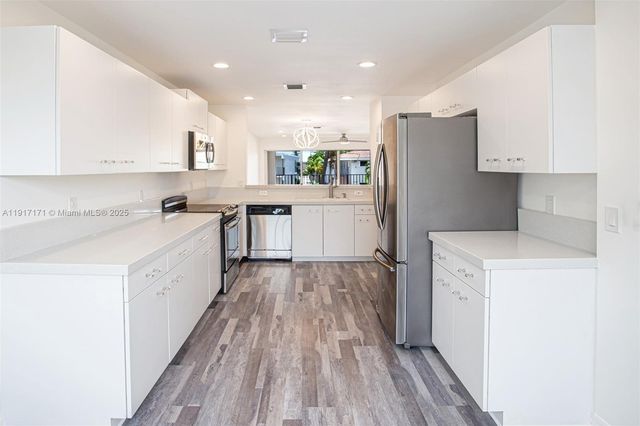 1998 NE 7th St 104, Deerfield Beach, FL 33441