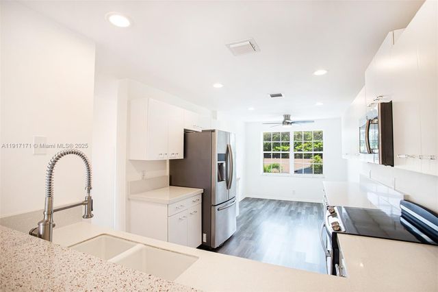 1998 NE 7th St 104, Deerfield Beach, FL 33441