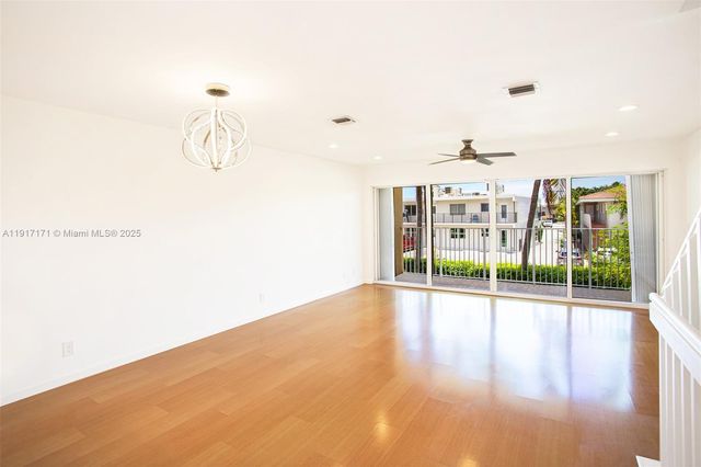 1998 NE 7th St 104, Deerfield Beach, FL 33441