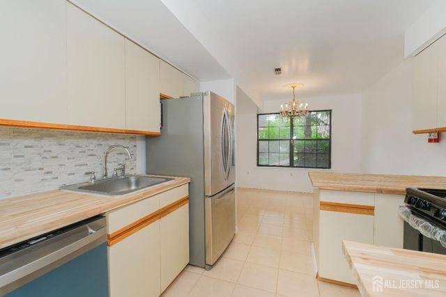 402 Hidden village Drive, Perth Amboy, NJ 08862