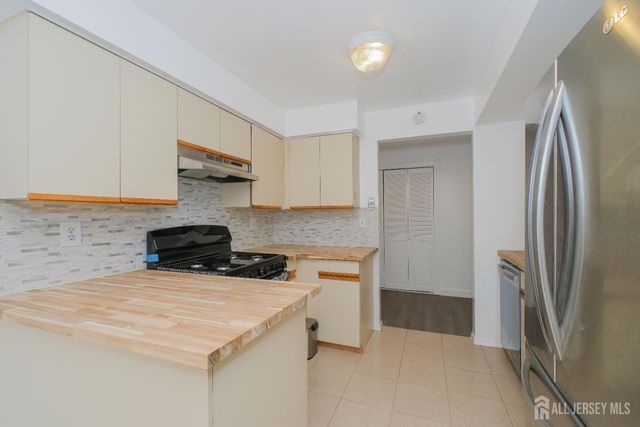 402 Hidden village Drive, Perth Amboy, NJ 08862