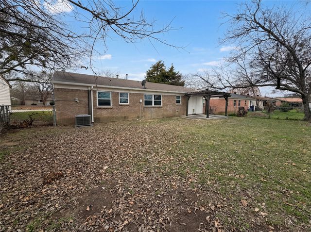 208 Summercrest Boulevard, Burleson, TX 76028