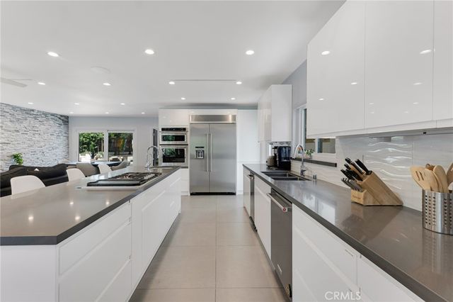 23051 Burbank Boulevard, Woodland Hills, CA 91367