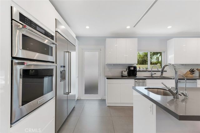 23051 Burbank Boulevard, Woodland Hills, CA 91367