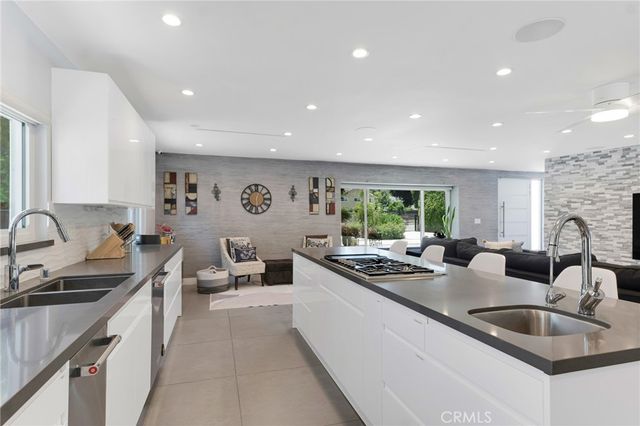 23051 Burbank Boulevard, Woodland Hills, CA 91367