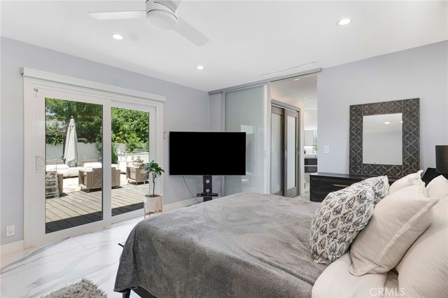23051 Burbank Boulevard, Woodland Hills, CA 91367
